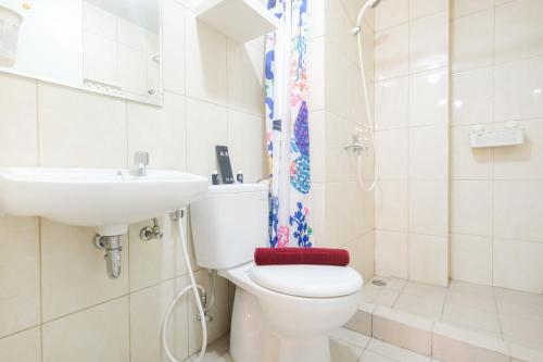 Koupelna v ubytování Modern and Bright 2BR Springlake Apartment By Travelio