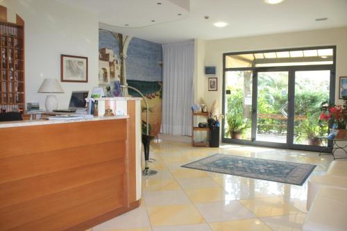 eine Lobby eines Hauses mit einer Rezeption in der Unterkunft Hotel Lido in Vasto