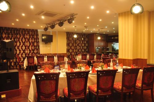 a conference room with a long table and chairs at Platinum Hotel Ulaanbaatar in Ulaanbaatar