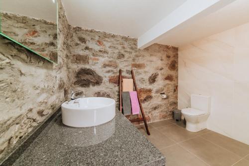 un bagno con lavandino e WC di Casa da Morena a Santa Cruz
