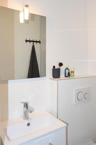 une salle de bain avec un lavabo et un miroir dans l'établissement ROGERIO en PLEIN CENTRE DE L'ISLE SUR SORGUE, à LʼIsle-sur-la-Sorgue