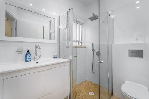 Un baño con ducha, lavabo e inodoro. en Ben-Gurion BLVD 2BDR close to the beach, en Tel Aviv