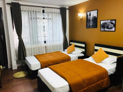Postel nebo postele na pokoji v ubytování The Majestic Bed & Breakfast