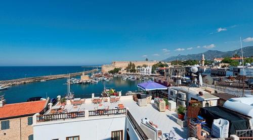 Foto da galeria de Kyrenia British Harbour Hotel em Kyrenia