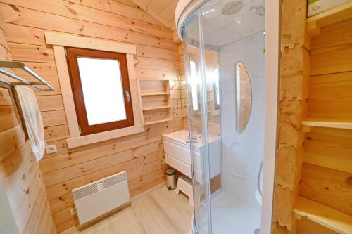 瓦涅的住宿－Chalet Hyacint，带淋浴和盥洗盆的小浴室