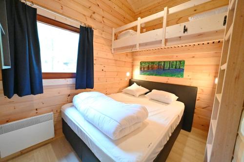 瓦涅的住宿－Chalet Hyacint，小木屋内的小卧室配有一张床