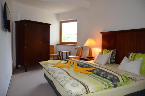 Un dormitorio con una cama grande con cabecero de madera. en Hotel Labská bouda, en Horní Mísečky