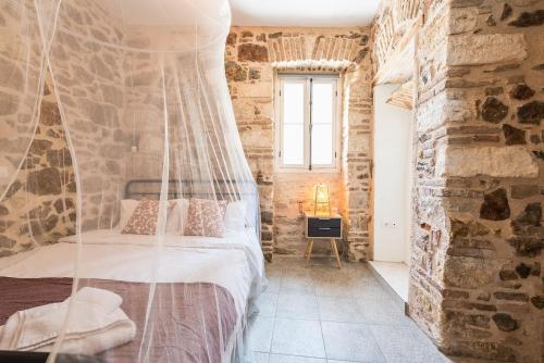 Postel nebo postele na pokoji v ubytování Stone House Under Acropolis