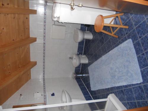 a bathroom with a shower stall and a toilet at Rifugio Pranolz in Trichiana