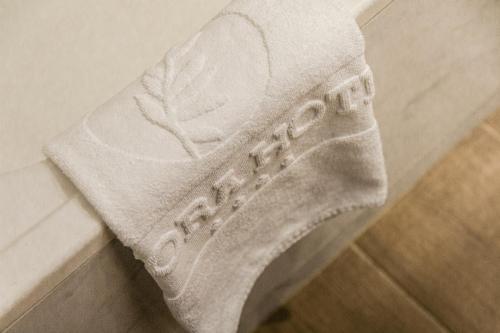 a towel on the side of a bath tub at Evora Hotel in Évora