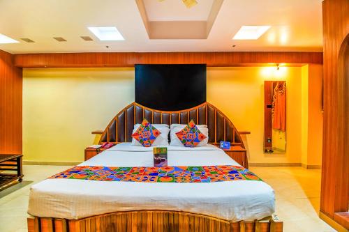 a bedroom with a large bed in a room at FabHotel Palash Residency Ranchi Railway Station in Rānchī