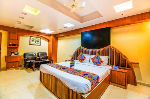 a bedroom with a bed and a desk and a chair at FabHotel Palash Residency Ranchi Railway Station in Rānchī