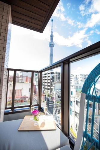 a dining room with a view of the eiffel tower at SOLA HOTEL in Tokyo