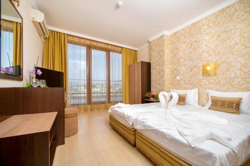 Una habitación de hotel con una cama con cisnes. en Hotel Iris, en Nesebar