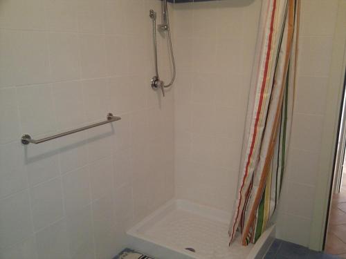 y baño con ducha y cortina de ducha. en Agriturismo Valpagliaro, en Formignana