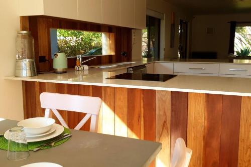 cocina con encimera con mesa y sillas en Pool to Sand in 800mtrs - Heated Pool and Pet Friendly, en Rye