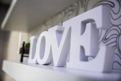 a white sign that says wow on a shelf at Downtown Dream Apartmans in Szeged