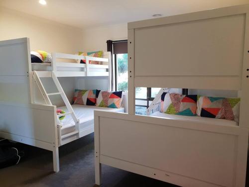 2 literas blancas en una habitación en Pool to Sand in 800mtrs - Heated Pool and Pet Friendly, en Rye