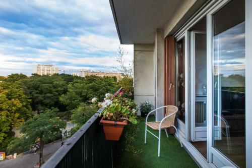 Ein Balkon oder eine Terrasse in der Unterkunft Paris charmant appartement famillial vue Tour Eiffel
