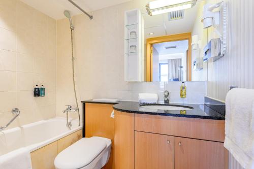 Ένα μπάνιο στο B-aparthotel Ambiorix