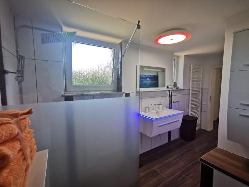 a large bathroom with a sink and a window at Ferienhaus Oebel in Brüggen in Brüggen
