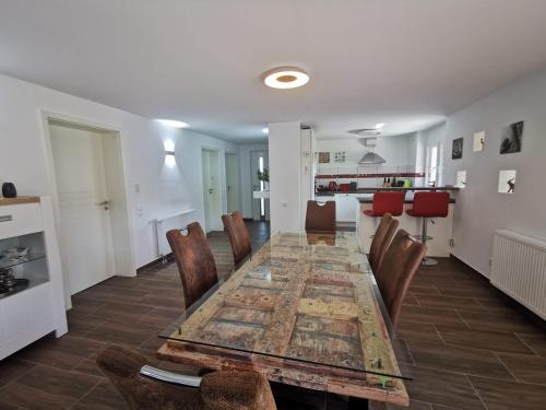 a dining room with a long table and chairs at Ferienhaus Oebel in Brüggen in Brüggen