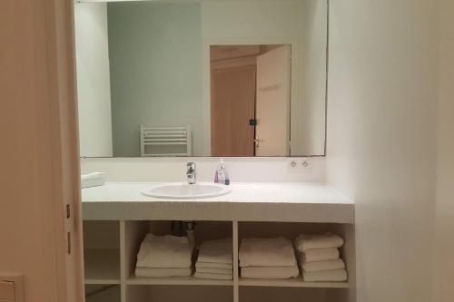 Bilik mandi di Appartement spacieux à 200 m de la plage - Hôtel de l'Europe