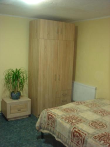 - une chambre avec un lit et une armoire en bois dans l'établissement House with flowers, à Zatoka
