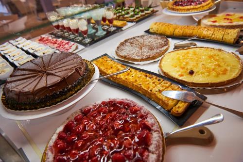 un tavolo imbandito con torte, crostate e altri dessert di Protur Floriana Resort 3* SUP a Cala Bona