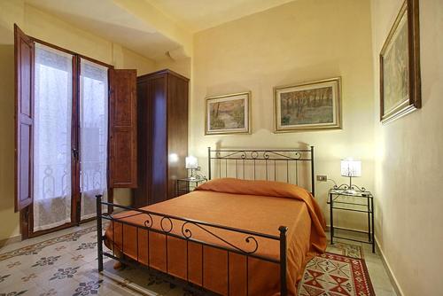 ein Schlafzimmer mit einem Bett und einem großen Fenster in der Unterkunft Nerii 3 in Florenz
