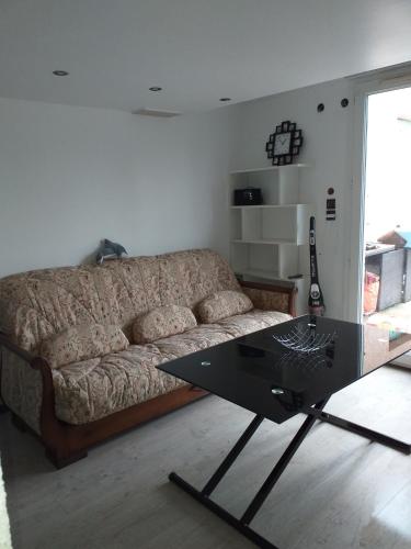 un salon avec un canapé et une table dans l'établissement tony vero, à Cournonterral