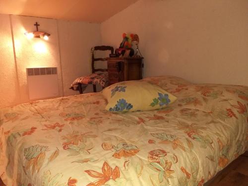 1 dormitorio con cama con almohada en tony vero, en Cournonterral