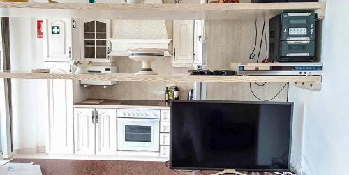 A kitchen or kitchenette at Skol Apartments