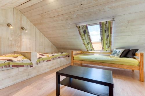 サント・オードにあるChâteau Ferme de Lavalの二段ベッド2台とテーブルが備わる客室です。
