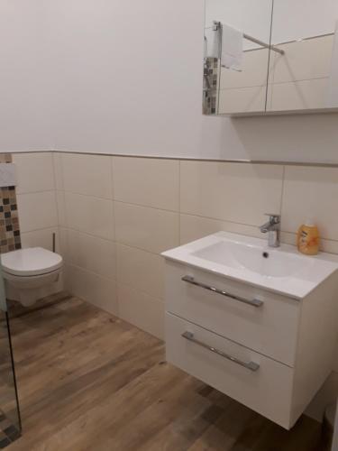 a bathroom with a sink and a toilet at Ferienwohnung Ela in Wilhelmshaven