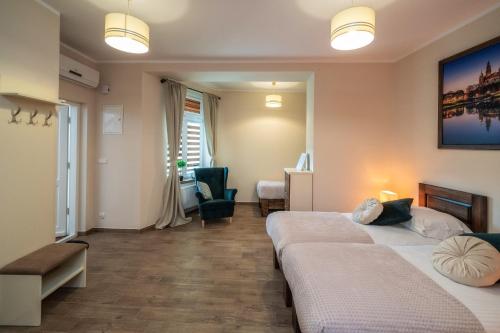 Letto o letti in una camera di Apartments 17 Szewska