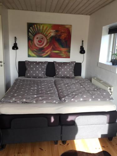 1 cama en una habitación con un cuadro en la pared en Bed & Breakfast Horsens - Udsigten en Horsens