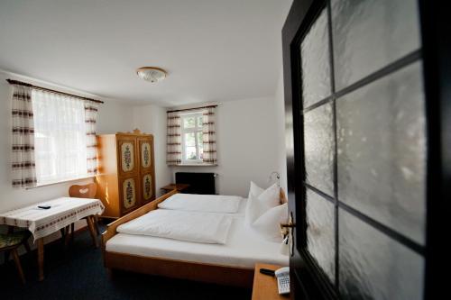 a small bedroom with a bed and a desk at Hotel Alt-Ringlein in Bamberg