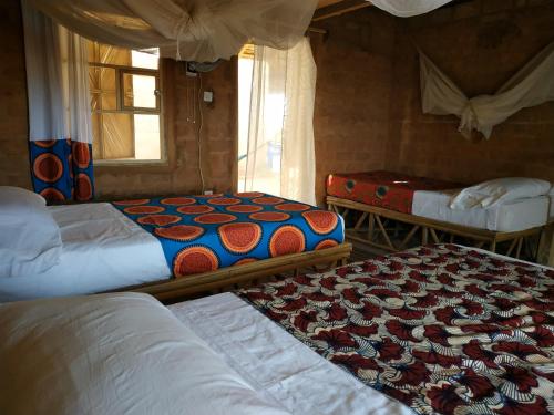 מיטה או מיטות בחדר ב-Nguel du Saloum - Chez Abdou et Mar