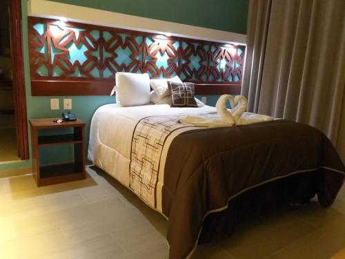 1 dormitorio con 1 cama grande con cabecero en 9 Estrellas Casa Hotel, en Comitán de Domínguez