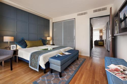 a bedroom with a large bed and a couch at Citadines City Centre Frankfurt in Frankfurt/Main