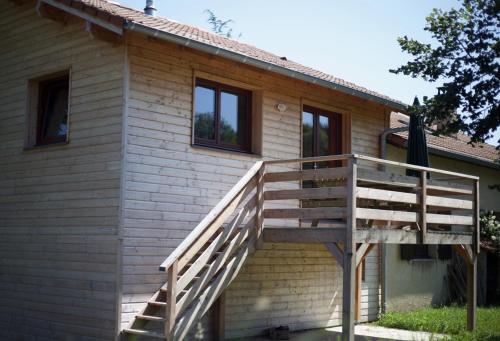 una casa con una escalera de madera junto a ella en Gîte la ferme de Baffour, en La Chaise-Dieu