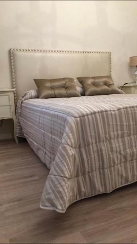 a bedroom with a bed with a blanket and pillows at San Andrés, 93 Apartamento in A Coruña
