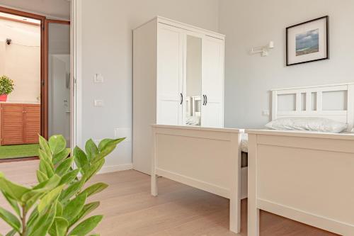 een badkamer met een witte wastafel en een spiegel bij Affitacamere JIL in Sìnnai