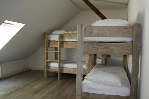 Poschodová posteľ alebo postele v izbe v ubytovaní 't Ossenschot
