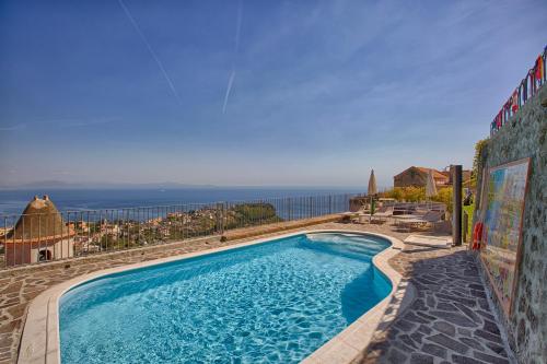 uma piscina com vista para o oceano em Villa Laura Near Ravello em Scala