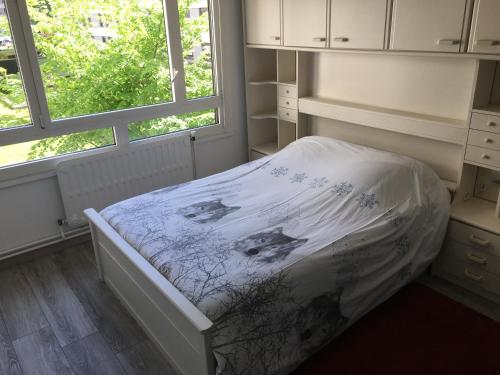une chambre avec un lit et une fenêtre dans l'établissement BedinReims 