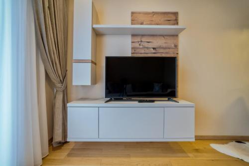 Μια τηλεόραση ή/και κέντρο ψυχαγωγίας στο Luxury Kalman Centar Apartman