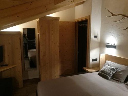 a bedroom with a bed and a large mirror at CHALET REMI-STELLA ALPINA in Livigno