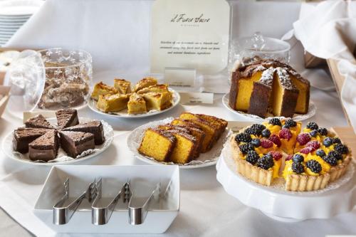 圣帕特雷拉佩特拉希格丽塔温泉度假酒店的一张桌子,上面放着各种蛋糕和甜点